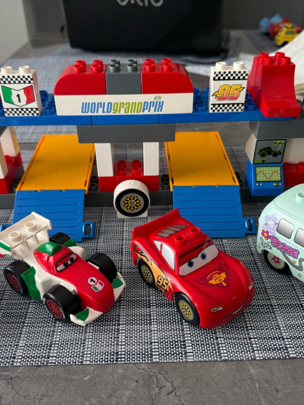 Lego Duplo Disney Cars 5829 THE PITT SHOP!! Complete Set